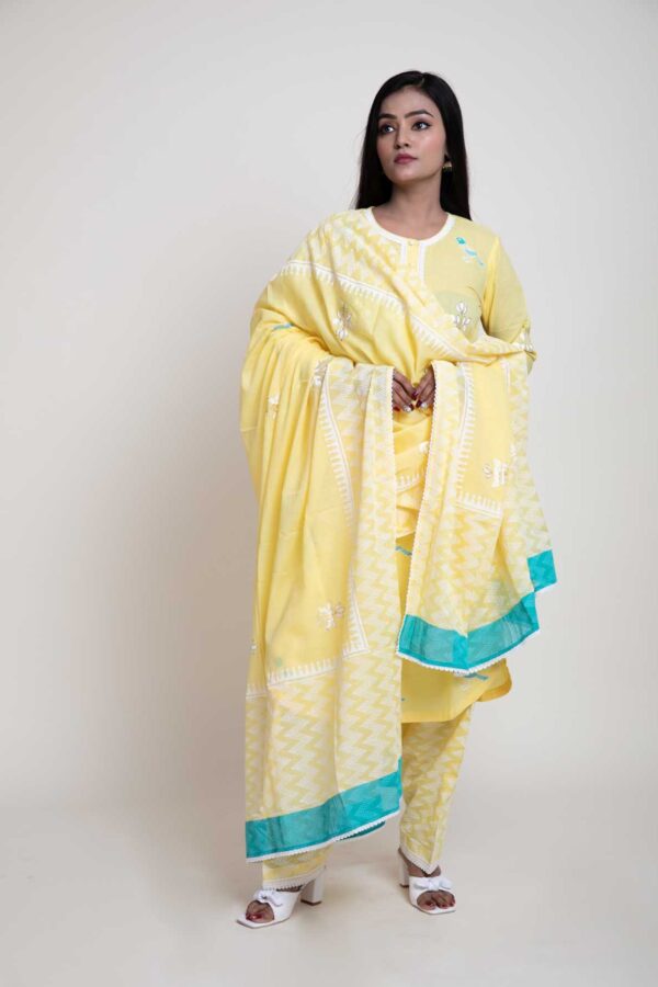 Bird Foil Printed Kurta With Lace Finish. Plazzo and Mulmul Dupatta With Abstract Design Print