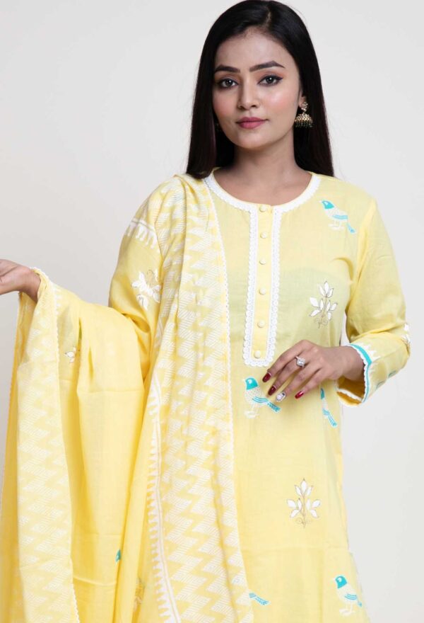 Bird Foil Printed Kurta With Lace Finish. Plazzo and Mulmul Dupatta With Abstract Design Print