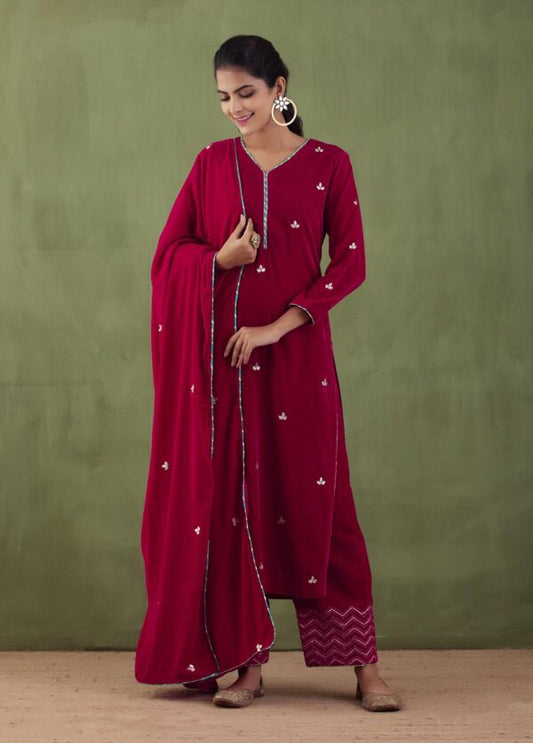 Sunehri Embroidered- Velvet Straight Kurta Set With Gotta Patti Work Velvet Shawl