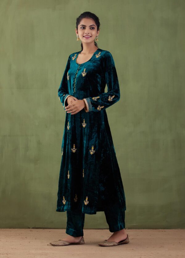 Sunehri Embroidered- Velvet Straight Zardosi Work Kurta Set With Gotta Work Organga Dupatta