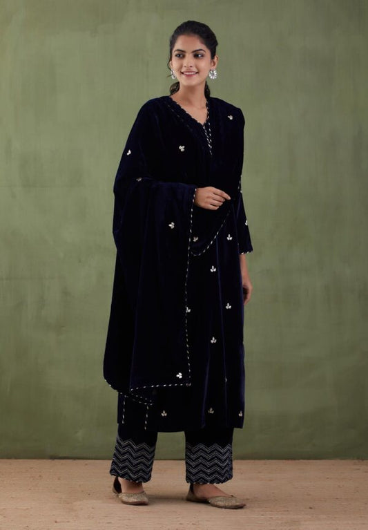 Sunehri Embroidered-Velvet Straight Kurta Set With Gotta Patti Work Velvet Shawl