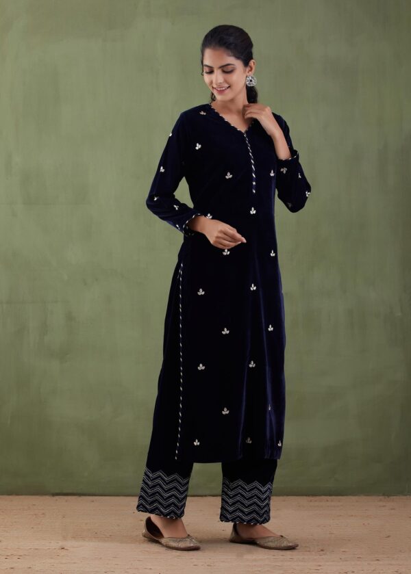 Sunehri Embroidered-Velvet Straight Kurta Set With Gotta Patti Work Velvet Shawl