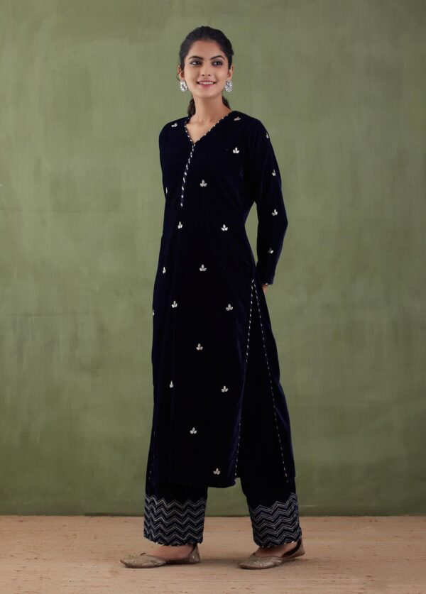 Sunehri Embroidered-Velvet Straight Kurta Set With Gotta Patti Work Velvet Shawl