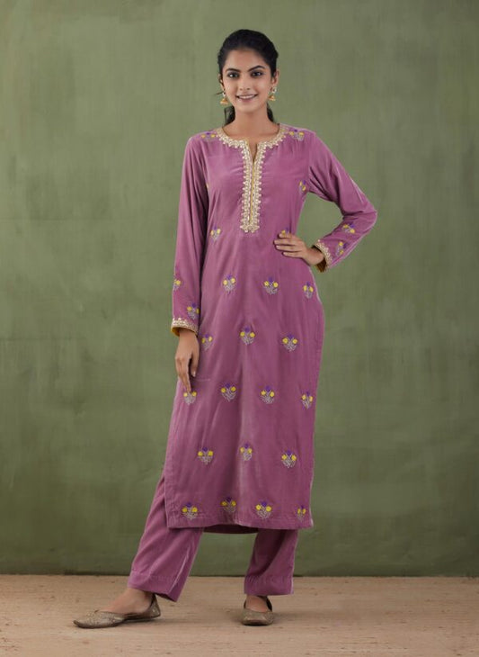 Sunehri – Embroidered Velvet Straight Kurta and Pant