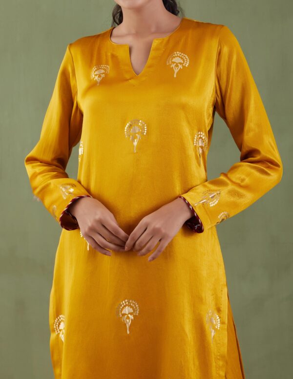 Sunehri Foil-Foil Printed Mashru Straight Kurta and Salwar