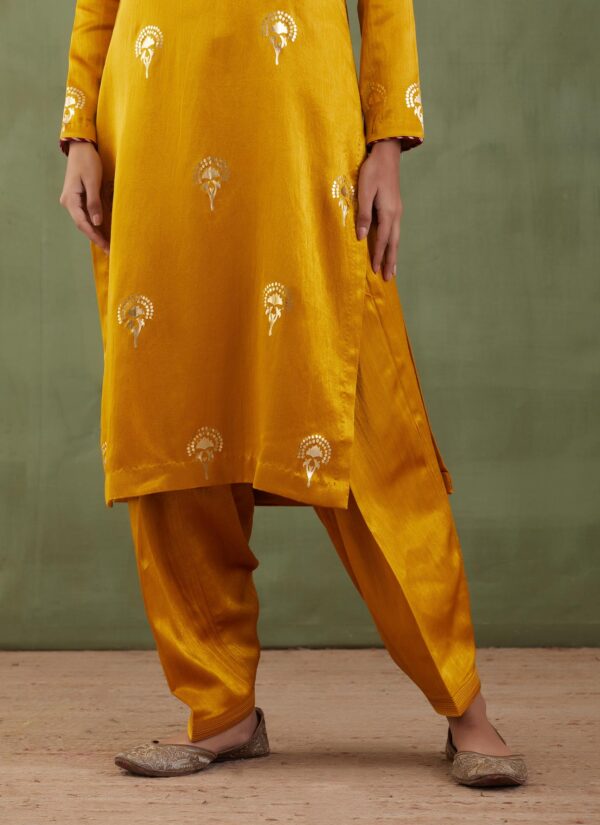 Sunehri Foil-Foil Printed Mashru Straight Kurta Set With Velvet Shawl