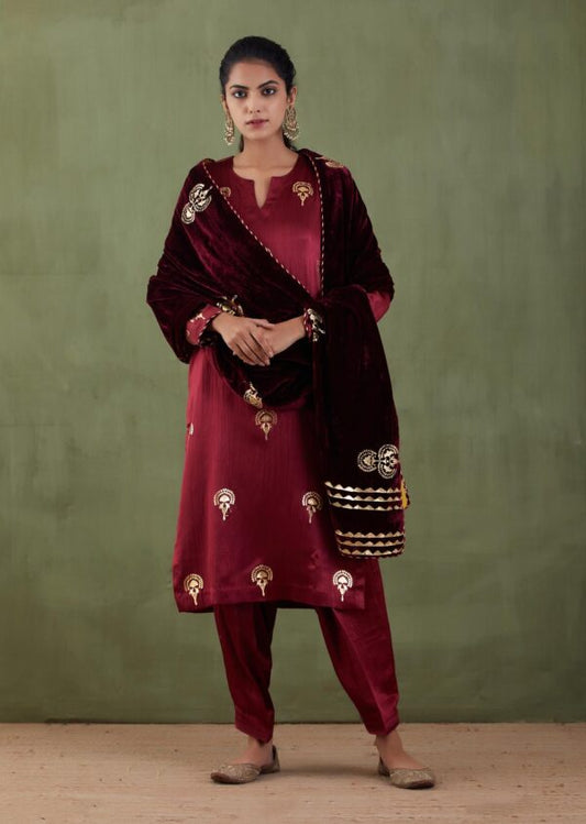 Sunehri Foil-Foil Printed Mashru Straight Kurta Set With Velvet Shawl