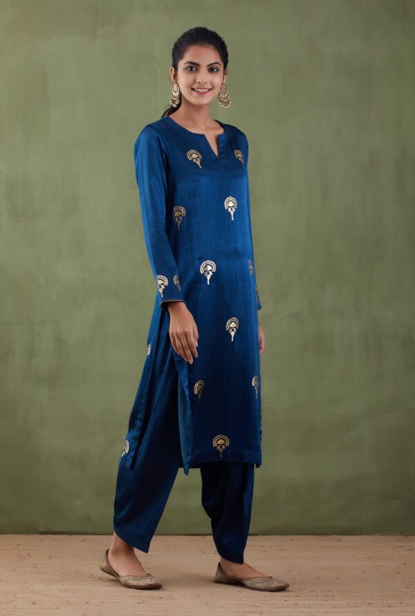 Sunehri Foil-Foil Printed Mashru Straight Kurta Set With Velvet Shawl