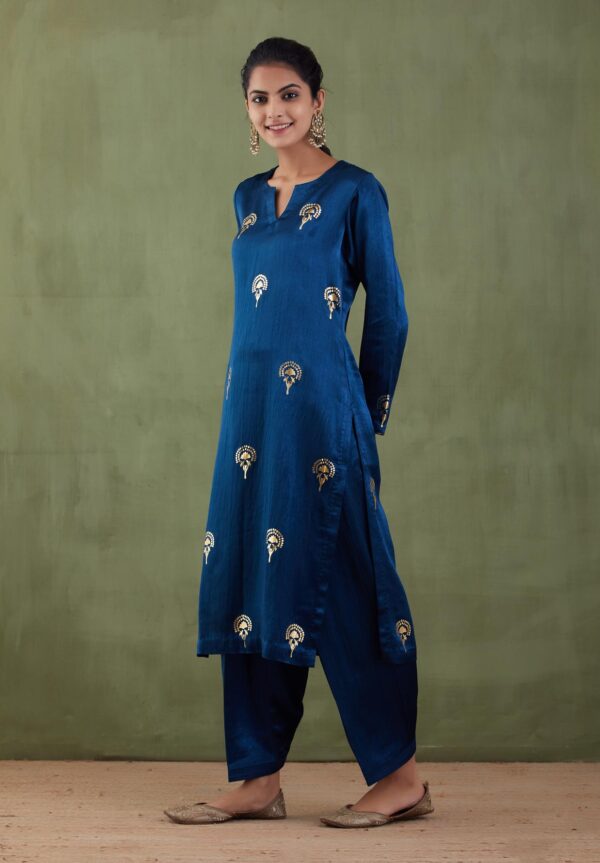 Sunehri Foil-Foil Printed Mashru Straight Kurta Set With Velvet Shawl