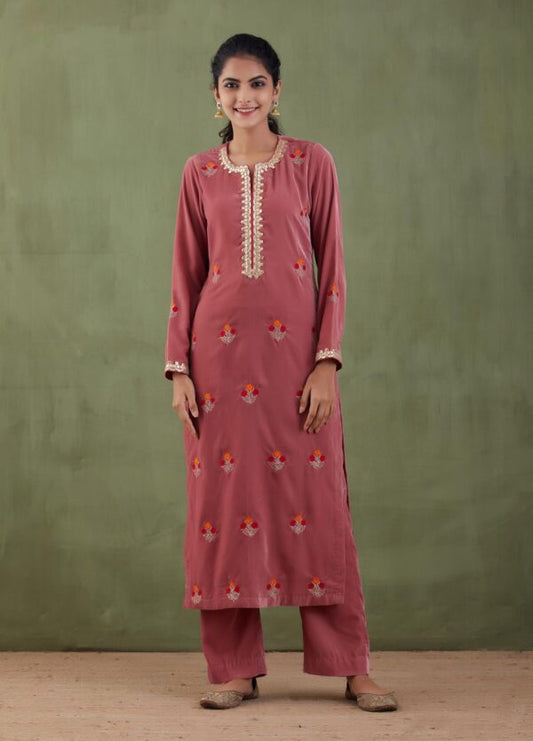 Sunehri – Embroidered Velvet Straight Kurta and Pant