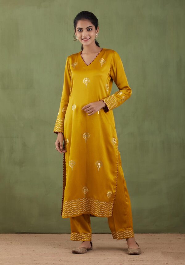 Sunehri Foil-Mashru Straight Kurta Set With Velvet Shawl