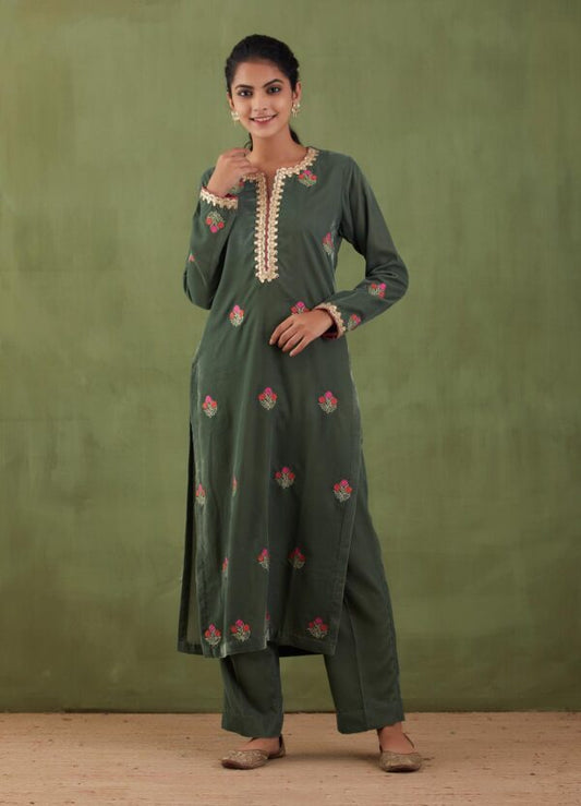 Sunehri – Embroidered Velvet Straight Kurta and Pant