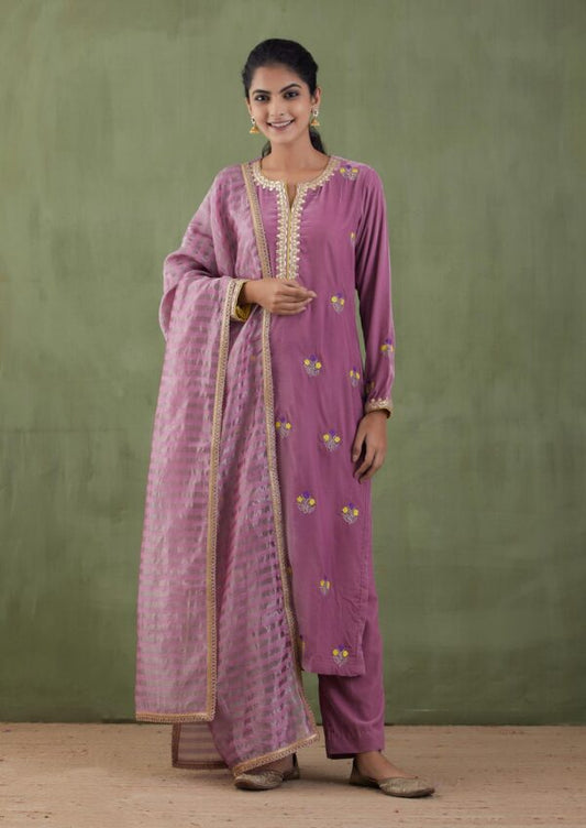 Sunehri – Embroidered Velvet Straight Kurta Set With Banarashi strip Dupatta