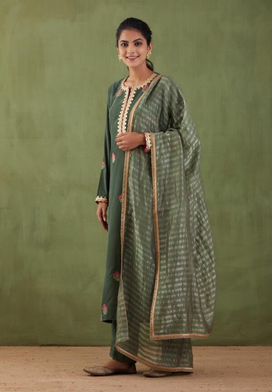 Sunehri – Embroidered Velvet Straight Kurta Set With Banarashi strip Dupatta