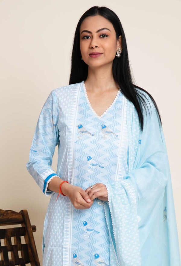 Bird Foil Printed Kurta With Lace Finish. Plazzo and Mulmul Dupatta With Abstract Design Print