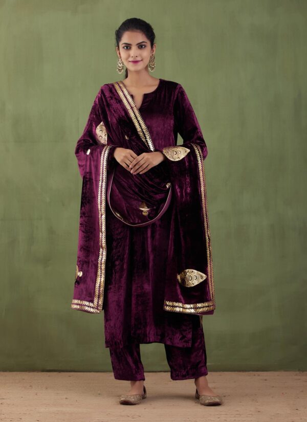 Sunehri – Foil Printed Velvet Straight Kurta Set With Velvet Shawl