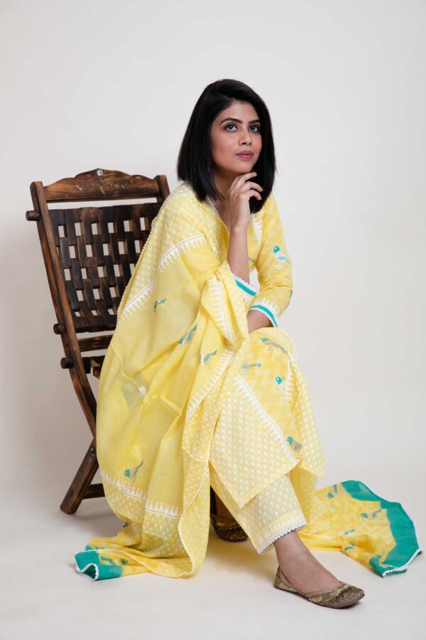 Bird Foil Printed Kurta With Lace Finish. Plazzo and Mulmul Dupatta With Abstract Design Print